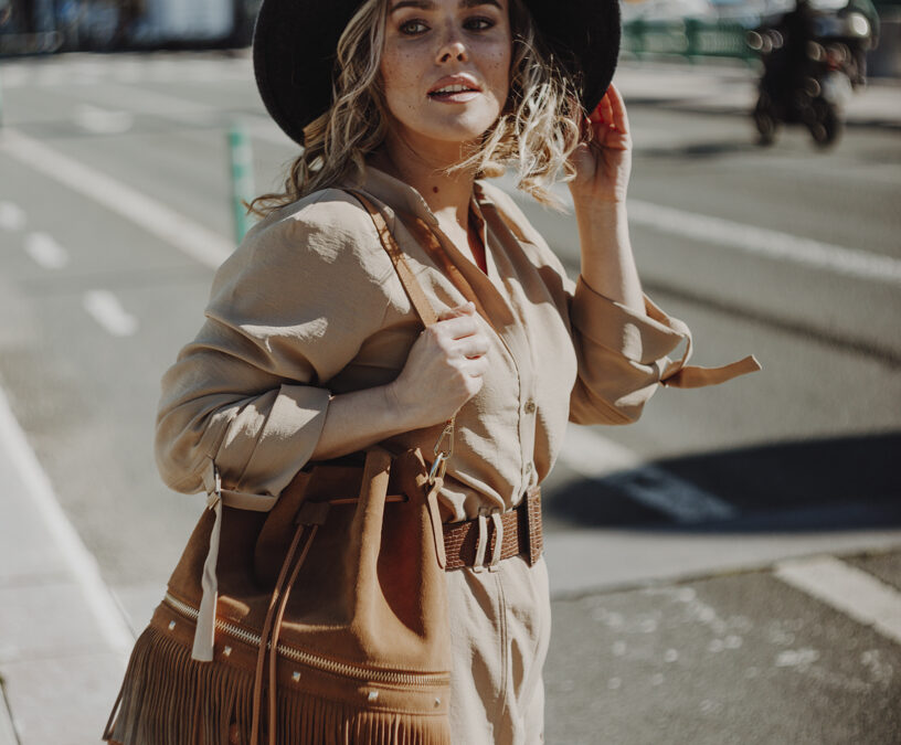 UN LOOK CON BOLSO MARRÓN