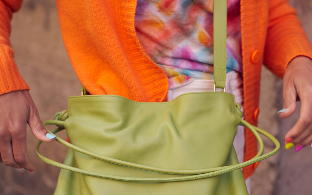 UN LOOK CON BOLSO VERDE